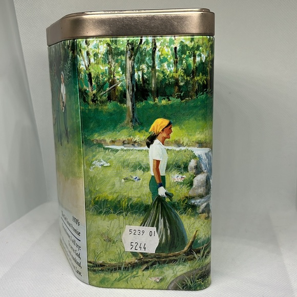 Girl Scout 2nd in series collectible tin 2005 - Picture 3 of 9